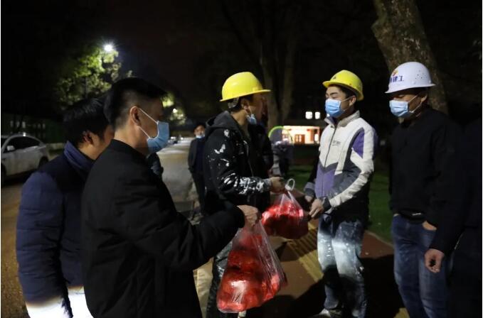 鼓舞士氣 激發(fā)干勁  “愛心”夜宵送進(jìn)工地