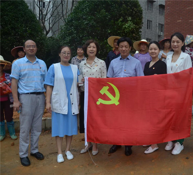 炎炎夏日送清涼，點(diǎn)滴關(guān)懷暖人心——城投集團(tuán)各黨支部開(kāi)展“送清涼”慰問(wèn)一線員工活動(dòng)