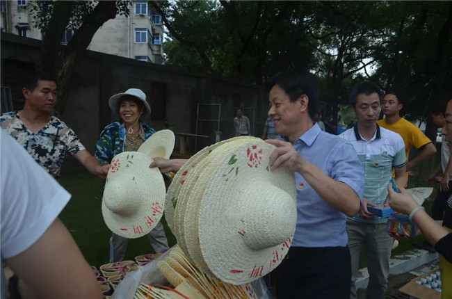 炎炎夏日送清涼，點(diǎn)滴關(guān)懷暖人心——城投集團(tuán)各黨支部開(kāi)展“送清涼”慰問(wèn)一線員工活動(dòng)