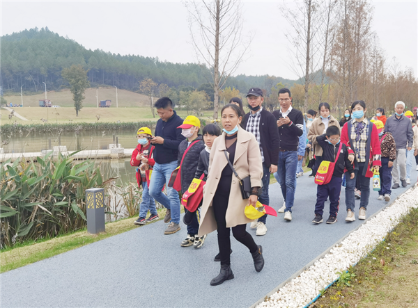 “千人市民觀察團(tuán)”走進(jìn)城投集團(tuán)龍山湖公園、陶瓷產(chǎn)業(yè)加速基地等項(xiàng)目