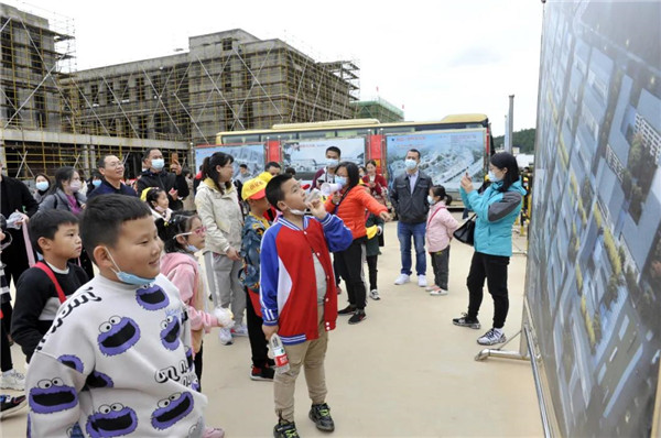 “千人市民觀察團(tuán)”走進(jìn)城投集團(tuán)龍山湖公園、陶瓷產(chǎn)業(yè)加速基地等項(xiàng)目