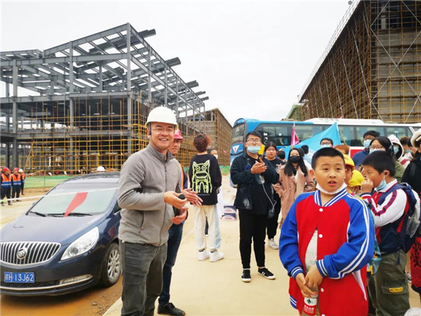 “千人市民觀察團(tuán)”走進(jìn)城投集團(tuán)龍山湖公園、陶瓷產(chǎn)業(yè)加速基地等項(xiàng)目