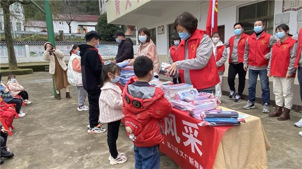 市城投集團開展“黨建引領學雷鋒，志愿服務展風采”送溫暖活動