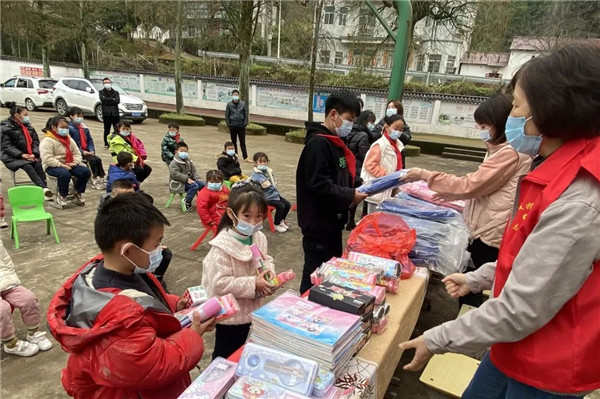 市城投集團開展“黨建引領學雷鋒，志愿服務展風采”送溫暖活動